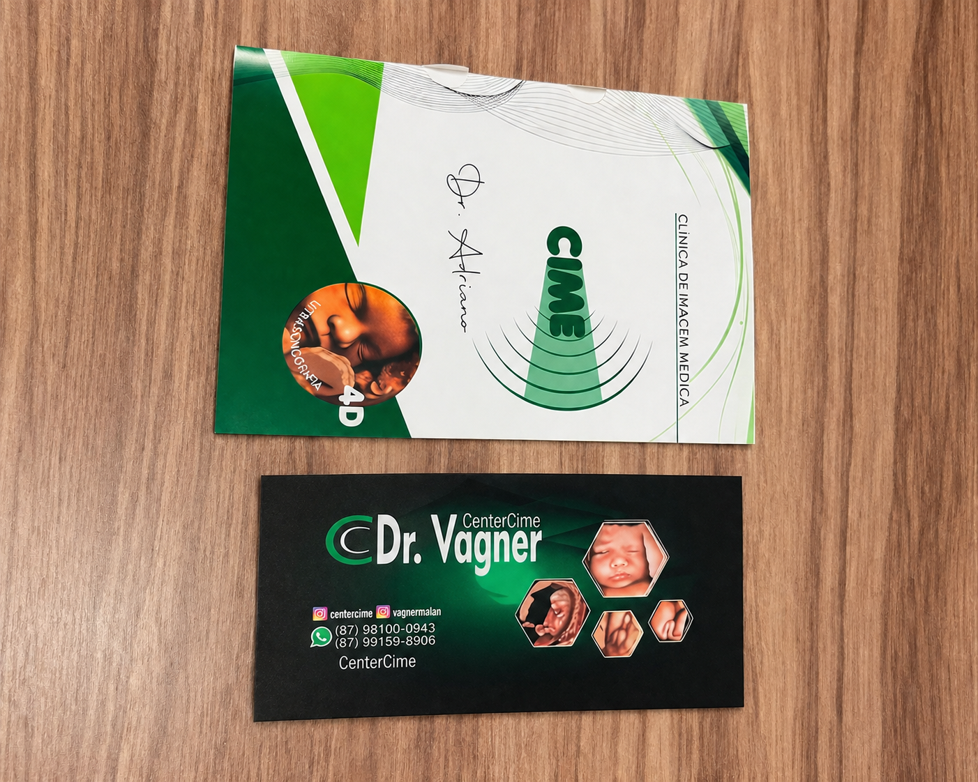Detalhe de papelaria premium em uma recepção de clínica